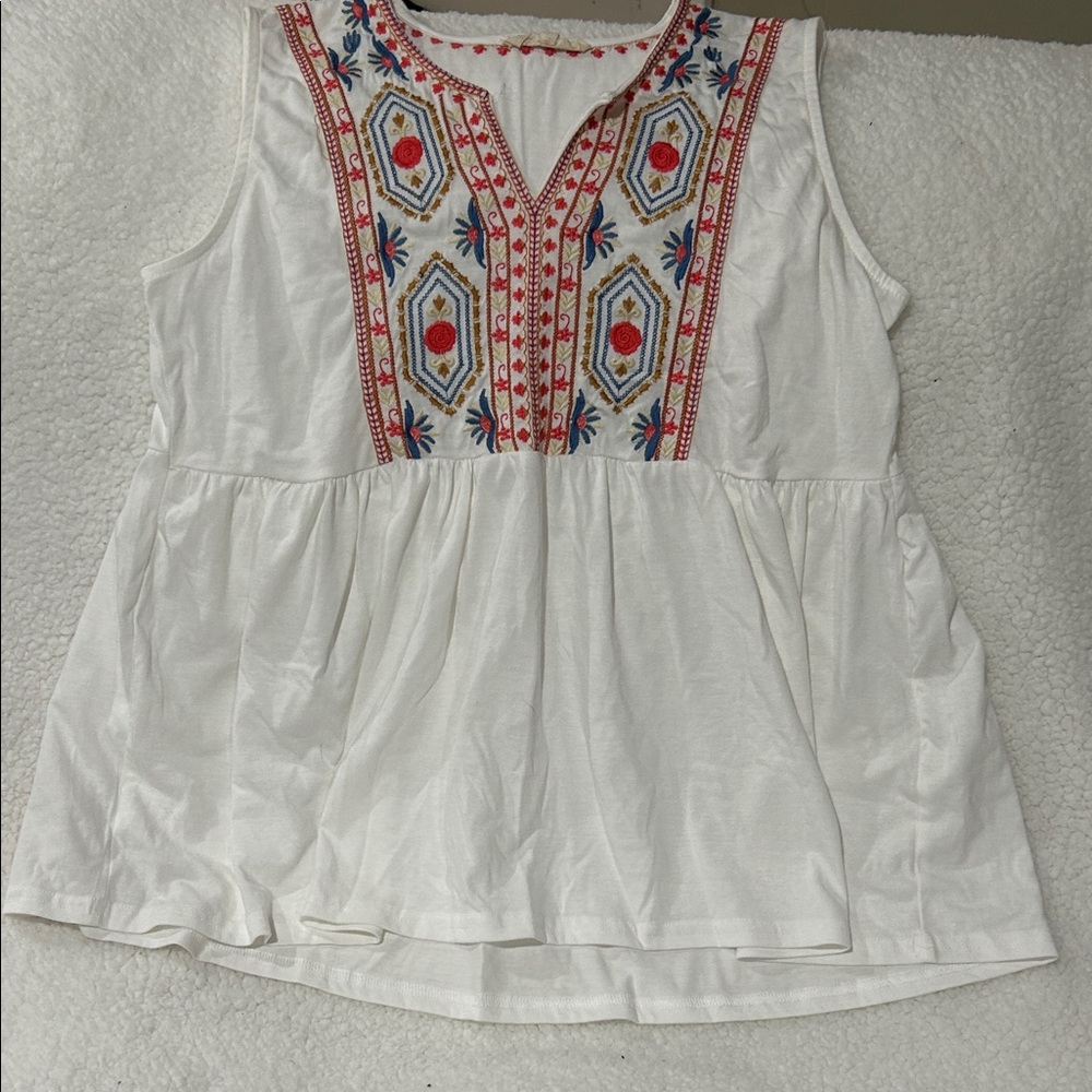 Solitaire White Top with Red and Blue Embroidery